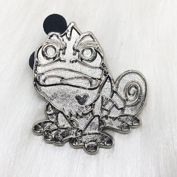 🔮 5/$25‎ Disney Tangled Pascal Chaser Pin - Picture 1 of 3
